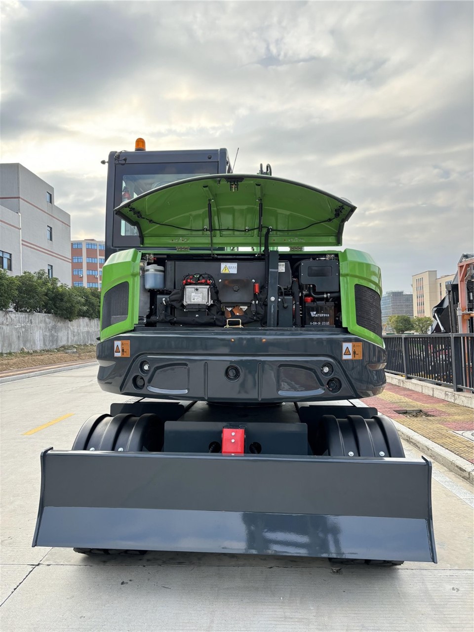 8 Ton Electric Wheel Excavator With Yuchai Engine Operating Weigh