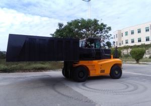 Aliuminio krosnį kraunanti transporto priemonė iš SOCMA