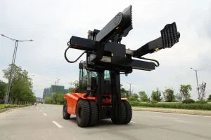 „Tyres Clamp“ padangų tvarkyklė keičiant didelius sunkvežimių padangas